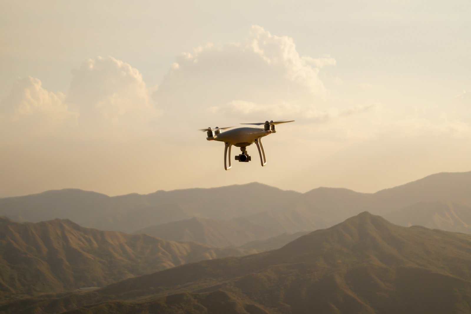 Drone volant dans le ciel, image d’illustration.